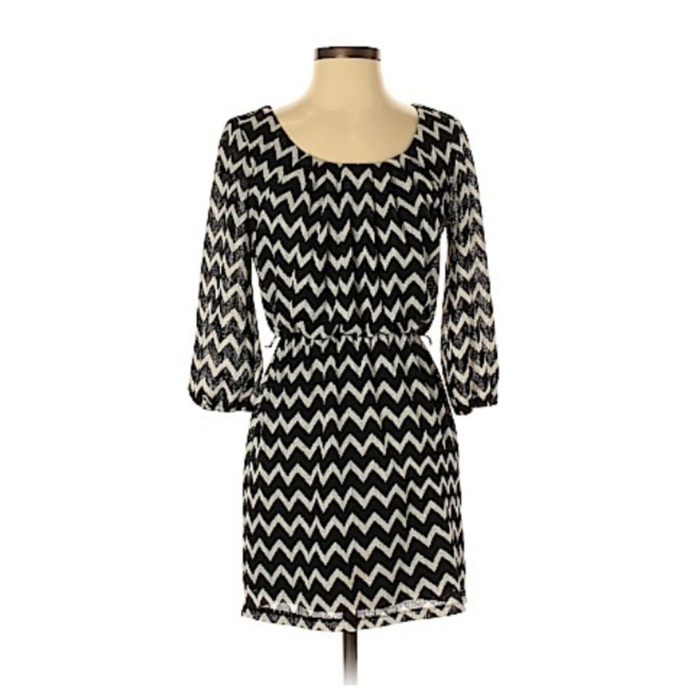 City Triangles 3/4 Blouson Sleeve Black and White Chevron Dress